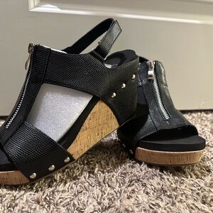 BRAND NEW Corkys ‘Zip it Good’